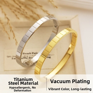 Dettagli di bracciali in acciaio al titanio oro 18k e argento con design geometrico