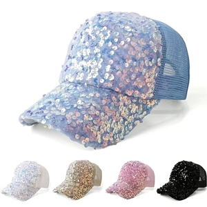 Dettaglio delle varie opzioni di colore per cappellini con paillettes e retro in rete