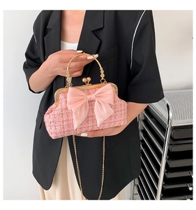 Détail du sac en tweed rose avec grand nœud, poignée en métal doré et bandoulière