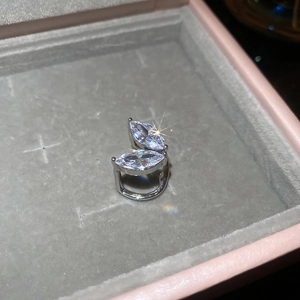 Vue macro de zircons taille marquise sur une boucle d'oreille manchette argentée