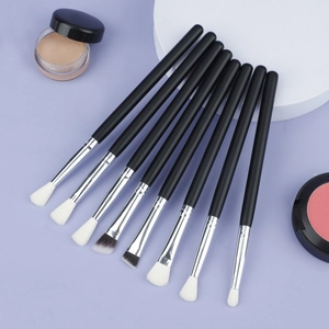 Set of 8 professional eye makeup brushes with wooden handles and soft synthetic bristles