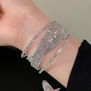 Luxe meerlaagse zilveren armband met schitterende pavé kristallen om de pols