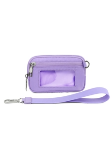 Vista de detalle del portatarjetas de nailon morado con ventana PVC y correa de mano