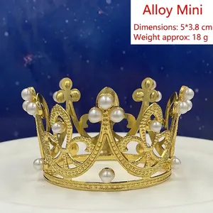 Dettaglio di mini corona in lega dorata con perle bianche, dimensioni 5x3,8 cm per capelli