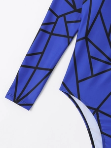 Détail du maillot de bain bleu à manches longues avec motifs géométriques noirs