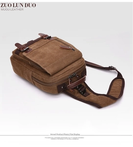 Dettaglio della borsa in tela marrone vintage con manici in pelle e cuciture rifinite