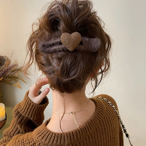 Elegant Plush Heart Hair Clip Acrylic Yarn Duckbill Clip Autumn Winter Warm Hair Accessory For Women Girls Daily Use