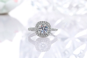 Dettaglio dell'anello moissanite a sei griffe con alone scintillante e fascia pavé lucida