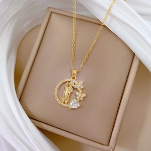 Details einer luxuriösen Goldkette mit Schmetterlingsporträt und Herz-Diamant-Anhänger