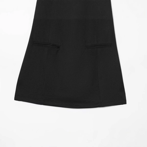 Robe courte plissée noire tendance avec poches symétriques et tissu tissé serré
