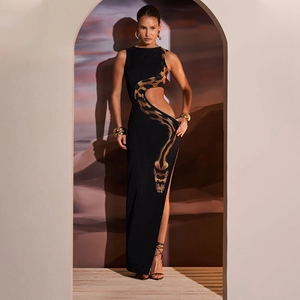 Detail des Schlangenmusters auf ärmellosem schwarzem Kleid mit Cut-out und hohem Schlitz