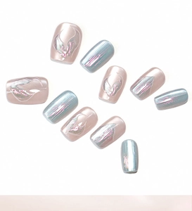 Vue détaillée des faux ongles press-on aurore œil-de-chat champagne et bleu iridescent