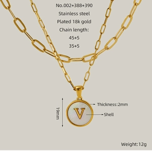 Détails du collier double rang plaqué or 18k avec dimensions et pendentif en coquillage