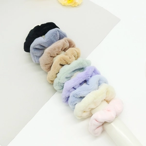 Chouchous en fausse fourrure pelucheuse en 9 coloris sur support blanc pour cheveux