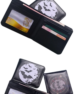 Detailansicht der schlanken Kunstleder-Börse mit Vintage-Totenkopf und Fledermaus