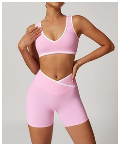 Détail de la brassière rose et du short taille en V avec bordures contrastées blanches