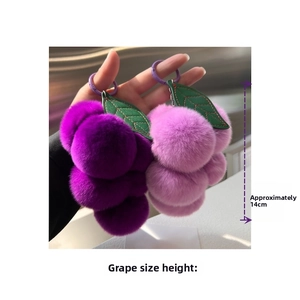 Détail d'un porte-clés raisin en fourrure de lapin violette de 14cm avec feuille en cuir