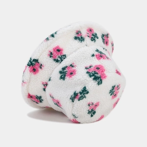 Chapeau bob en polaire blanche avec de délicats motifs floraux roses et verts