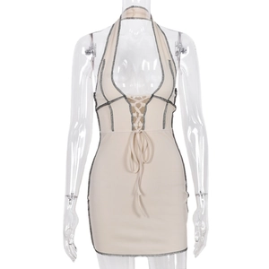 Robe en maille abricot dos nu avec col licou et coutures noires contrastées de mode