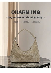 Detail van geweven hobo-tas in taupe met chique gevlochten textuur op marmeren tafel