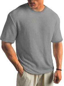 Graues Waffelstrick-T-Shirt für Herren mit kurzen Ärmeln, präsentiert am Model