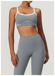Détail d'un ensemble de sport gris avec coutures blanches contrastées et extensibles
