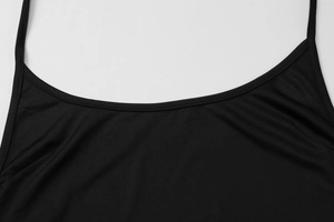 Dettaglio dello scollo nero liscio e delle spalline sottili dell'abito estivo elegante