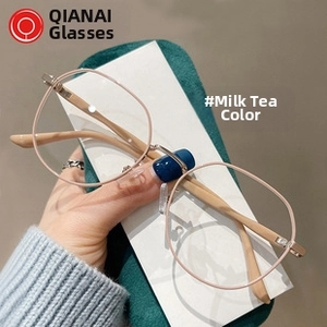 Dettaglio della montatura per occhiali vintage color tè al latte con doppio ponte