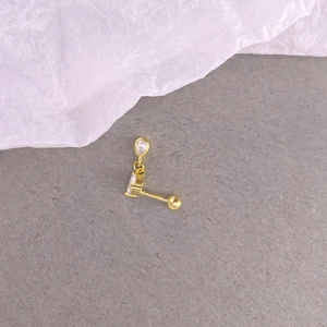 Détail d'un clou d'oreille en argent S925 doré avec deux zircons gouttes et fermoir à vis