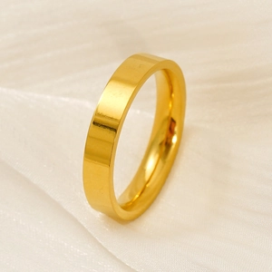 Anello minimalista in acciaio al titanio dorato lucido su morbido tessuto di seta