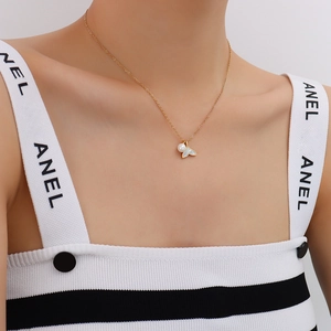 Elegante 18K vergoldete Meerjungfrauenschwanz-Kette mit Perle auf einem Modelhals
