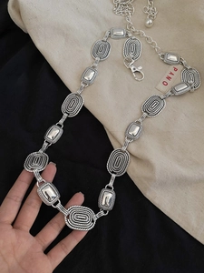 Nahaufnahme einer silbernen Taillenkette mit ovalen und rechteckigen Vintage-Gliedern