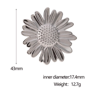 Détail macro d'une bague marguerite argentée montrant la hauteur 43mm et diamètre 17,4mm