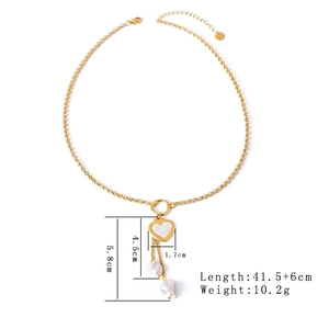 Collier cœur en nacre dorée avec pompon perle et dimensions sur fond blanc épuré