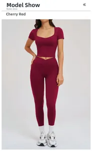 Detail von kirschrotem Yoga-Set mit eckigem Ausschnitt und V-Kreuz-Leggings mit hohem Bund