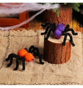 Vue détaillée d'araignées d'Halloween en peluche avec paillettes sur toile de jute