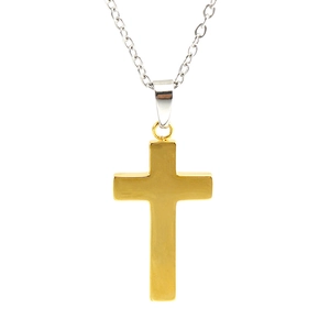 Détail du pendentif croix vintage en or 18K avec bélière argentée et chaîne à maillons