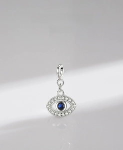 Dettaglio del ciondolo Occhio del Male in argento 925 con cristallo blu e zirconi