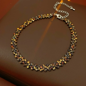 Détail du collier avec strass carrés sur monture en métal et fermoir mousqueton argenté