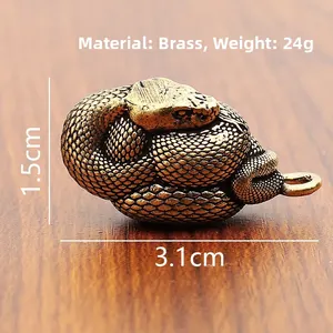 Dettaglio mini portachiavi a serpente in ottone con squame, lunghezza 3,1 cm e peso di 24 g