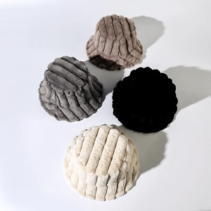 Bobs en fausse fourrure de lapin à rayures verticales en marron, gris, noir et beige