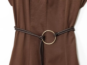 Détail de la taille d'une robe midi marron foncé avec fine ceinture et boucle dorée ronde