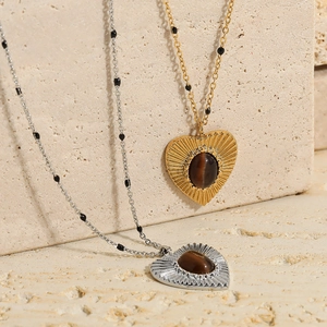 Collier cœur vintage avec pierre œil de tigre et perles noires sur chaîne acier