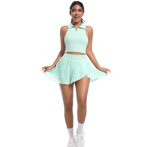 Détail d'ensemble de sport vert menthe avec haut court polo et mini-jupe plissée