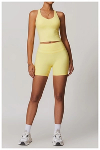 Détail du short de yoga jaune à taille haute avec contrôle du ventre et effet lift