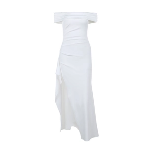 Detailansicht des schulterfreien Ausschnitts und der Falten am weißen Satin-Maxikleid