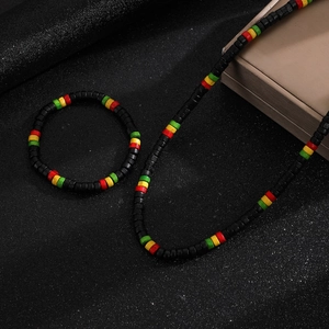 Detail van bohemien houten kralen ketting en armband set met rode gele groene rasta kleuren