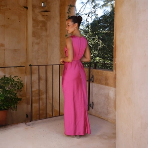 Vue détaillée d'une robe en satin rose vif avec dos nu et coupe sans manches