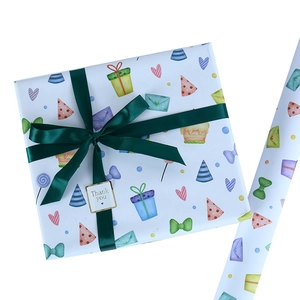 Set de papier cadeau à motifs de fête avec ruban vert satiné et étiquette de merci
