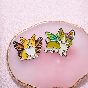 Lot de pins en émail corgi mignon avec ailes de papillon sur plateau en marbre rose